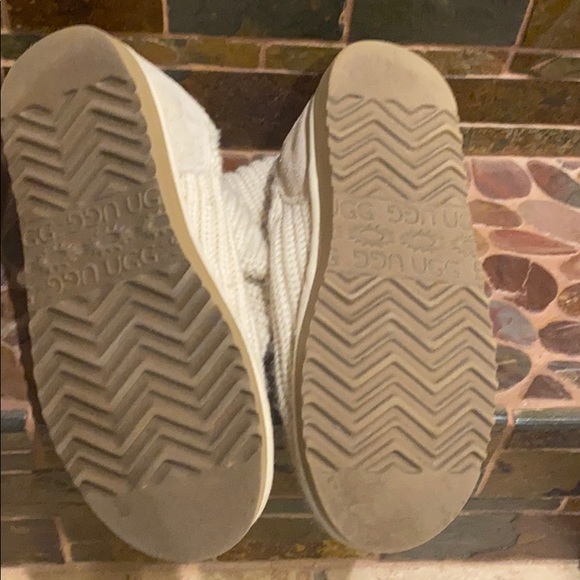 Cream Classic UGG Shirt boot. - Picture 4 of 7